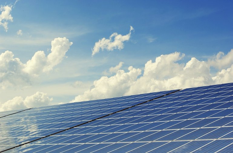 5 international developers bid to establish first solar power project in Qatar