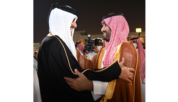 Amir leads well-wishers to welcome Saudi Arabia's crown prince