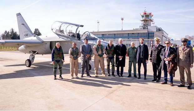 Defence minister visits Leonardo pilot training facility