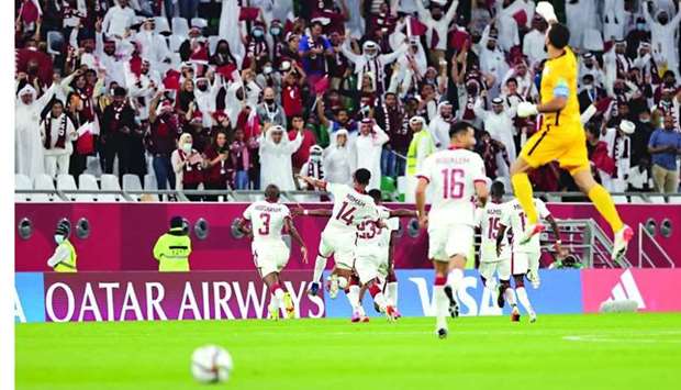 Qatar enter quarters after dramatic win over Oman