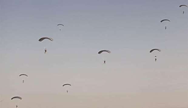 Qatar, US paratroopers stage joint exercise