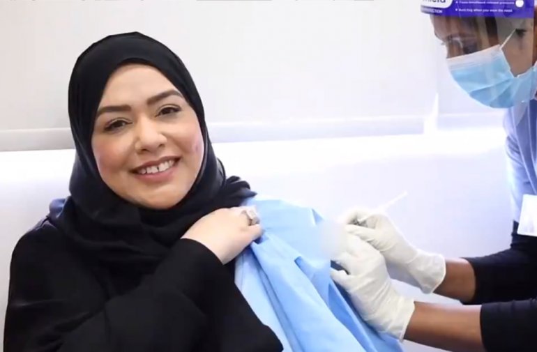 Several Qatari physicians publicly take COVID-19 vaccine, urge others to follow
