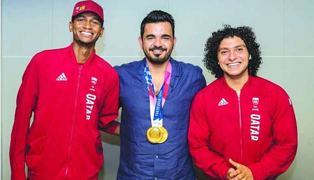 Sheikh Joaan poses with Team Qatar's gold medallists